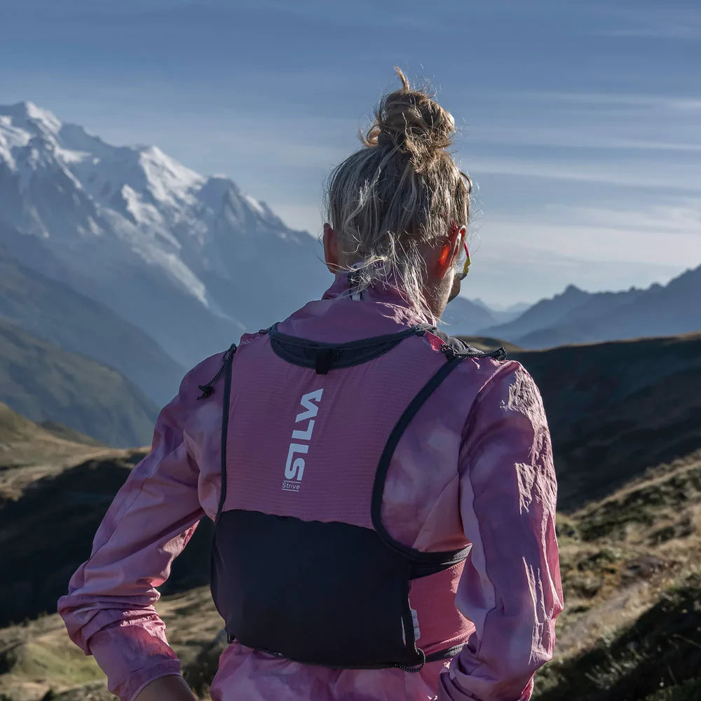 Woman wearuing Silva running vest in rose