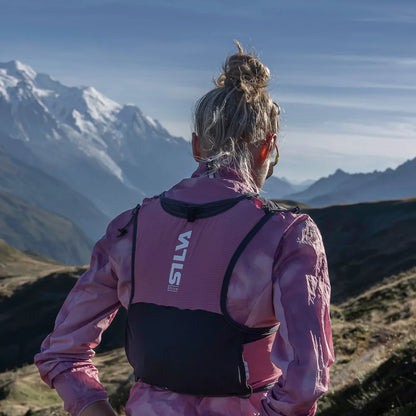 Woman wearuing Silva running vest in rose