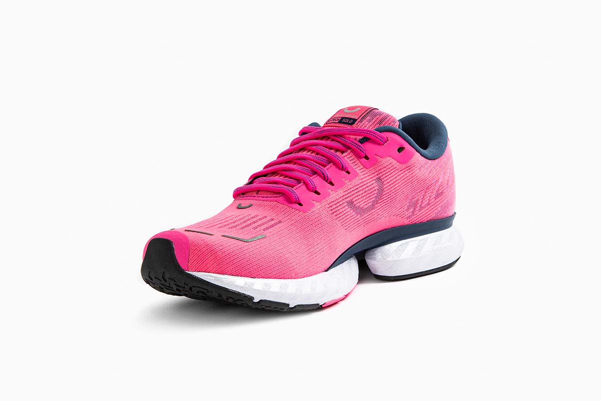 True Motion women's Solo running shoes pink